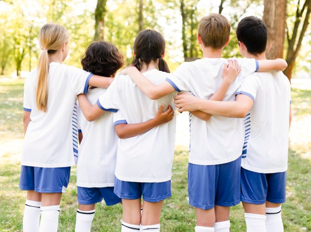 vista-posterior-de-los-ninos-en-ropa-deportiva-abrazados